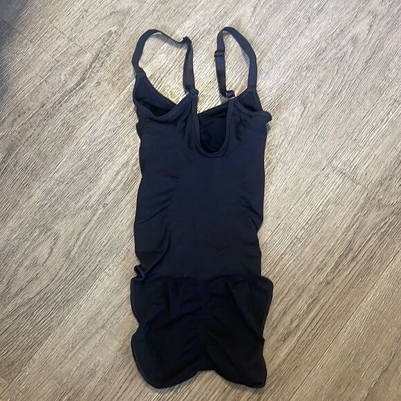 SKIMS SCULPTING BRIEF BODYSUIT S/M $68 - Picture 6 of 6